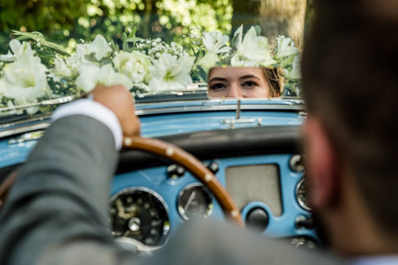 seance de couple avec voiture de collection mg par olivier cousson photographe mariage dunkerque