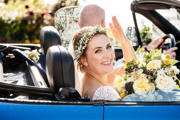 mariee-voiture-salut