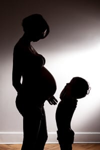 femme enceinte et son fils clair obscur