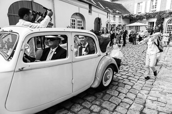 mariés dans voiture de collection citroen olivier cousson photographe de mariage lille