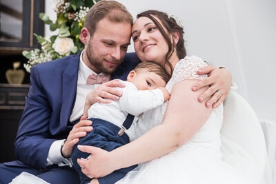 mariés lors d'une cérémonie laique avec leur enfant olivier cousson photographe de mariage douai