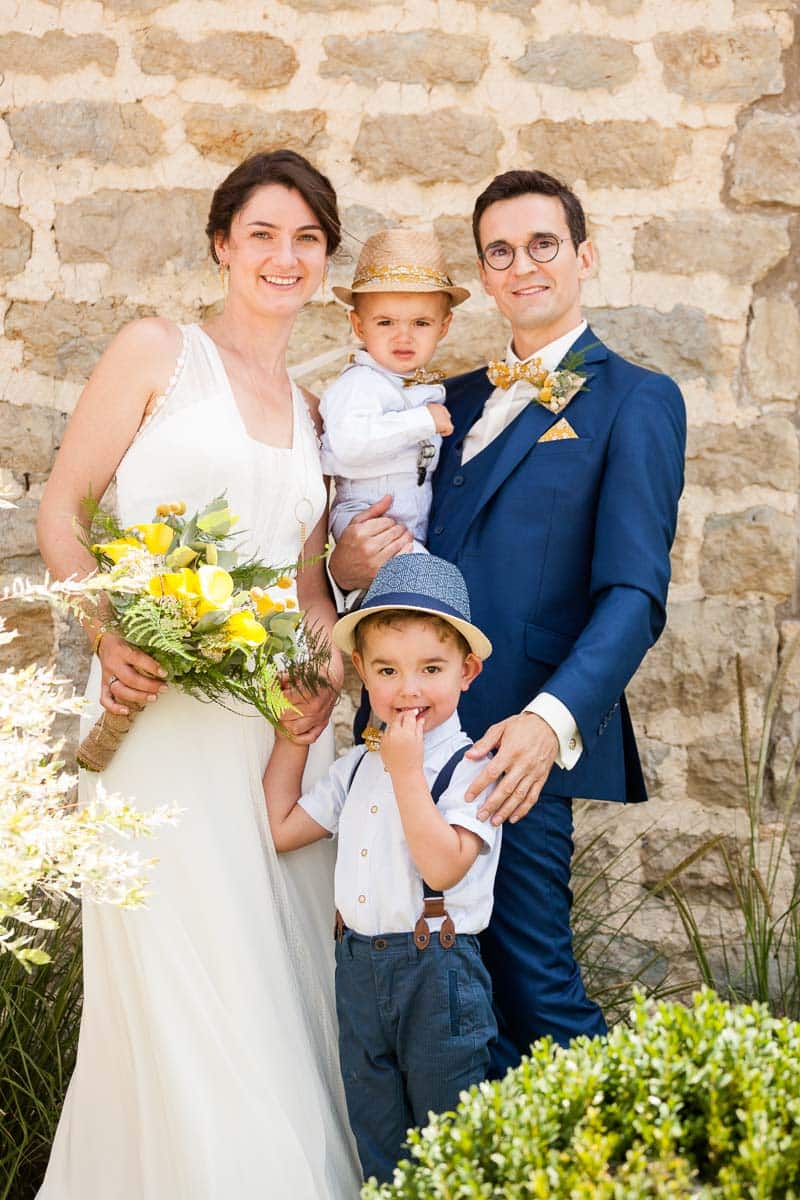 Portraits d’un couple de mariés et leurs deux enfants qui ont fait confiance au photographe de mariage Olivier Cousson à Cambrai