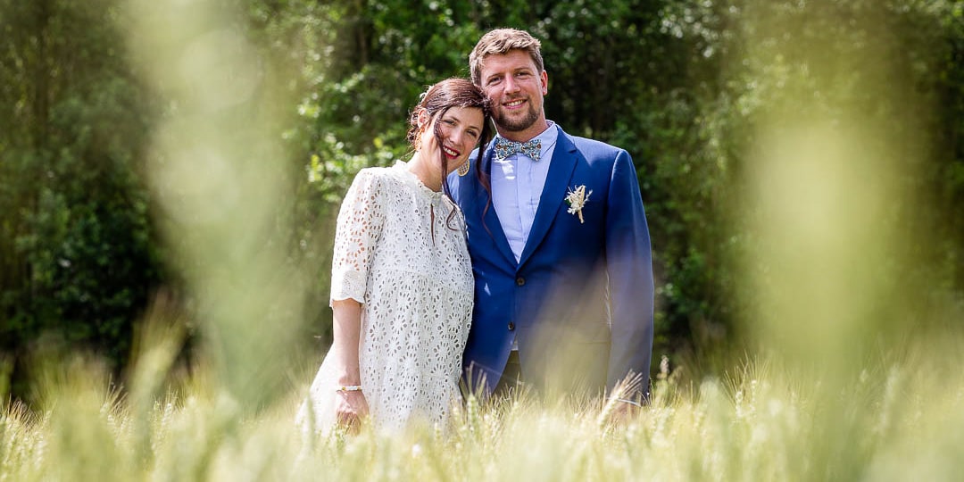 mariés dans un champs de blé lors d’une séance de couple à Boulogne-sur-Mer par le photographe de mariage Olivier Cousson